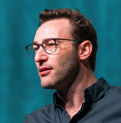 Simon-Sinek_photo-credit_WorkHuman490x500